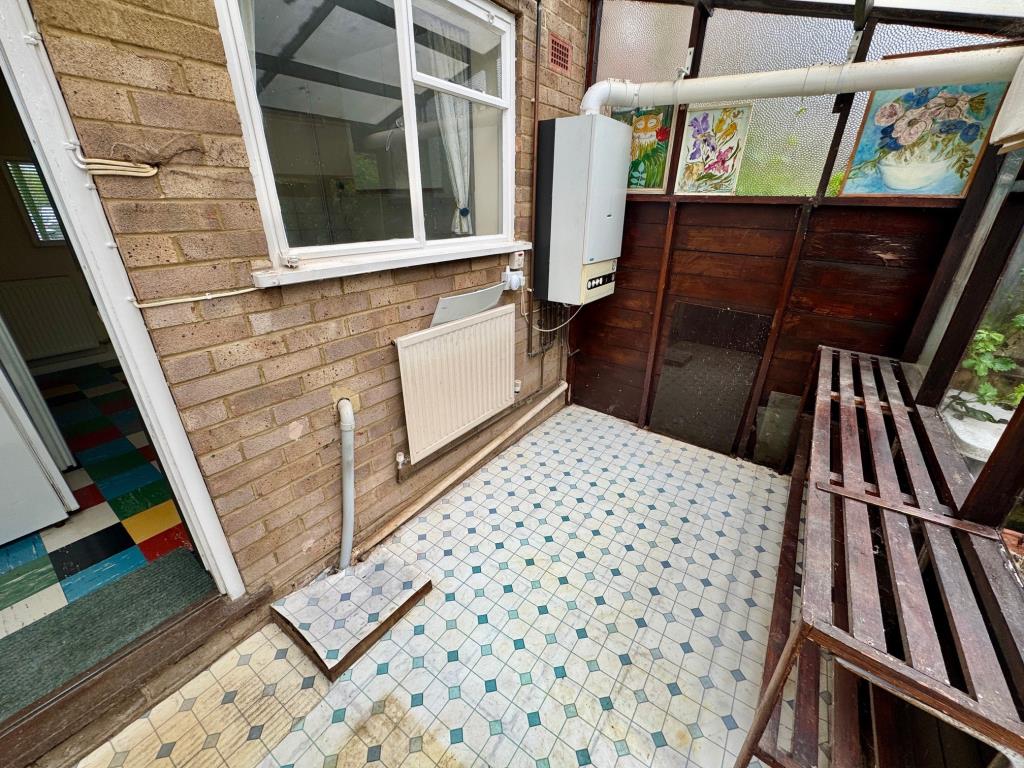 Lot: 164 - GROUND FLOOR TWO-BEDROOM GARDEN FLAT WITH SHARE OF FREEHOLD - Lean-to conservatory